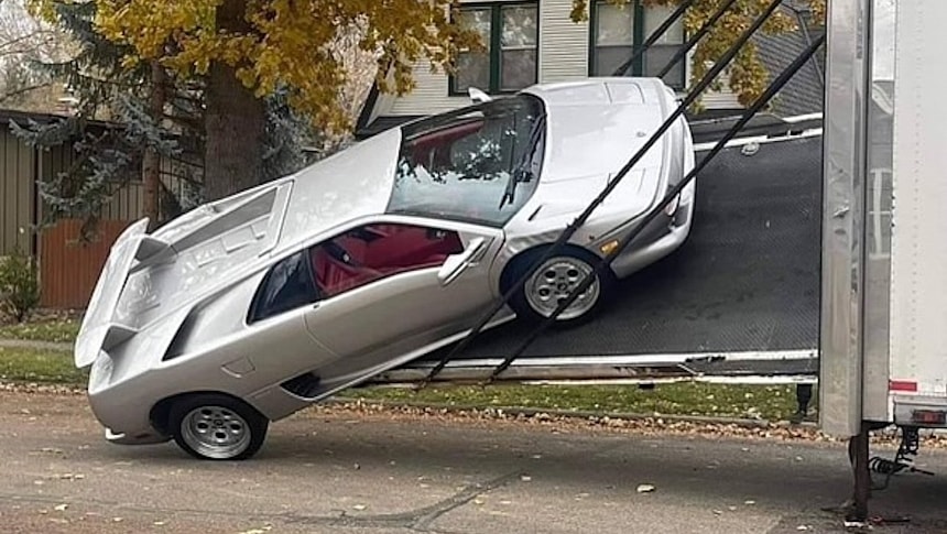 Lamborghini Diablo fallen off the trailer